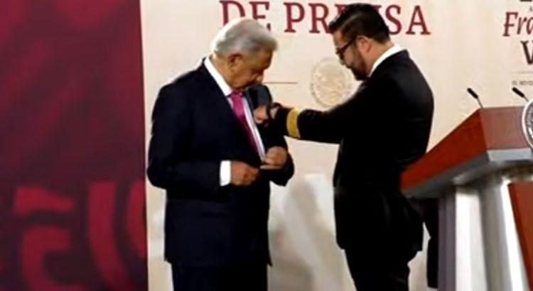 AMLO se convierte en el primer piloto de Mexicana de Aviación AMLO se convierte en el primer piloto de Mexicana de Aviación