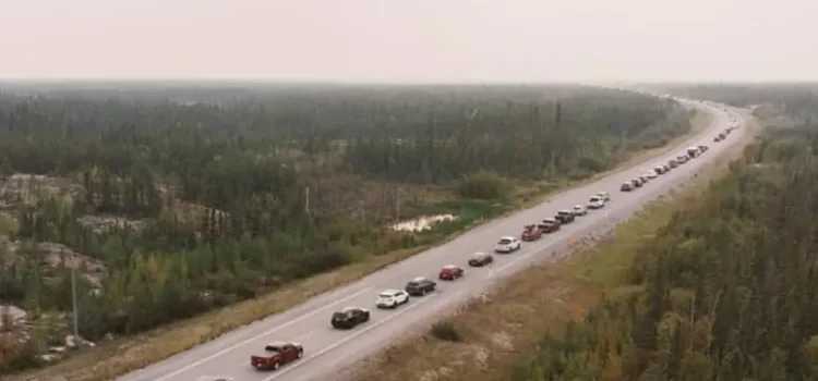 Huyen miles de los incendios en el norte de Canadá