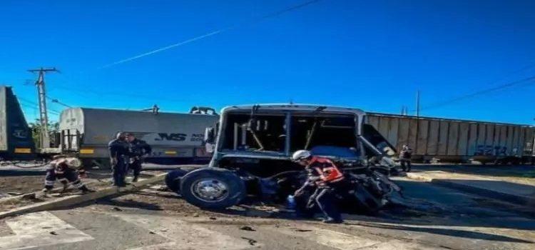 Tren embiste a autobús en la carretera Querétaro-Tequisquiapan