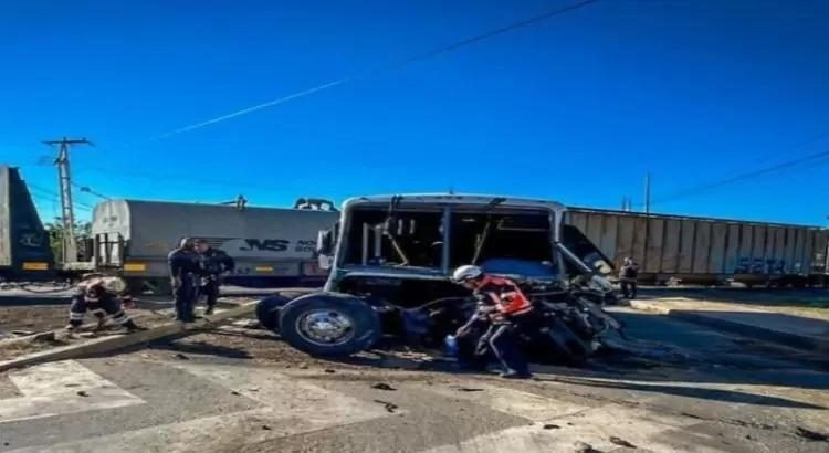 Tren embiste a autobús en la carretera Querétaro-Tequisquiapan