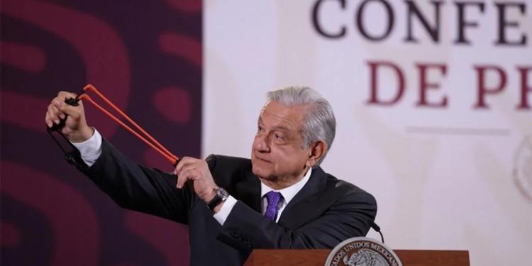 «No abusen» pide López Obrador a normalistas de Ayotzinapa