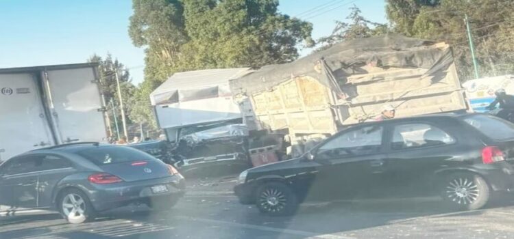 Choque provoca carga vehicular en dirección a la CDMX-Querétaro