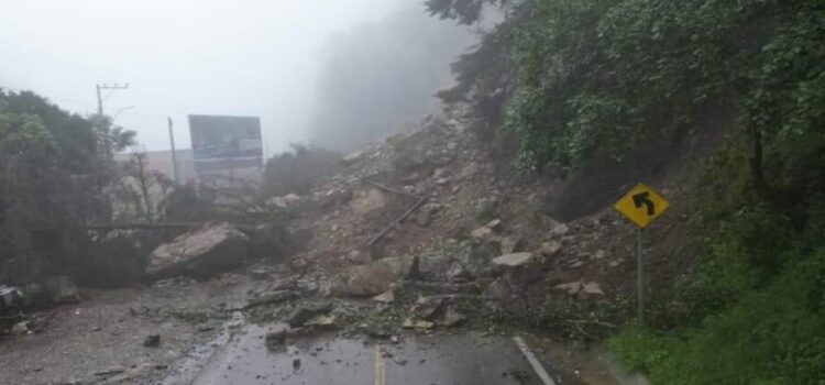 Se desgaja cerro en Querétaro y el municipio de Pinal de Amoles queda incomunicado