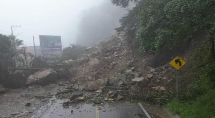 Se desgaja cerro en Querétaro y el municipio de Pinal de Amoles queda incomunicado