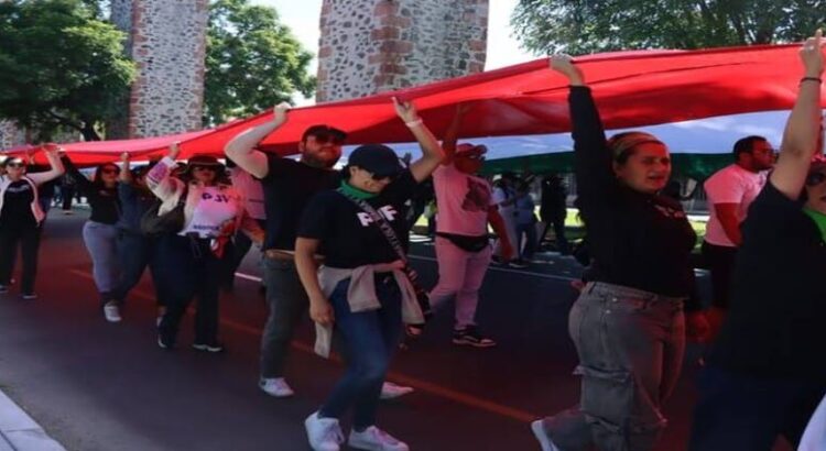 Una marcha con una mega bandera en contra de la reforma judicial en Querétaro