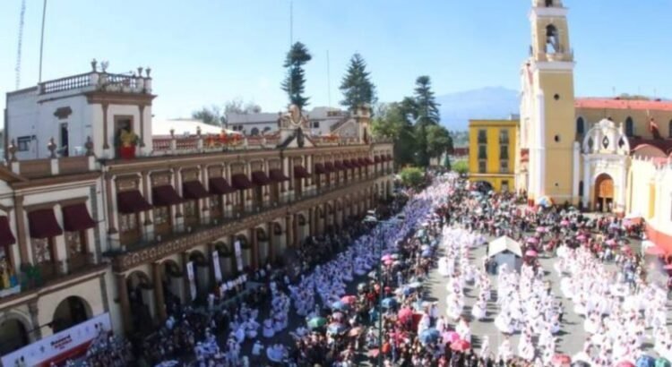 El centro de Xalapa se llenó de jarochos con el récord La Bamba 2024 El centro de Xalapa se llenó de jarochos con el récord La Bamba 2024