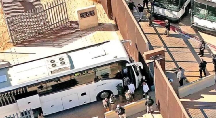 Por tierra y aire, arrecian las deportaciones Por tierra y aire, arrecian las deportaciones