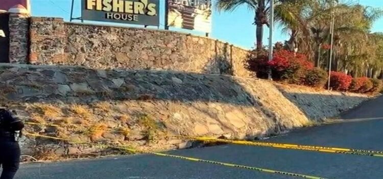 Les quitan la vida a 3 en un auto de lujo afuera de un bar en Querétaro