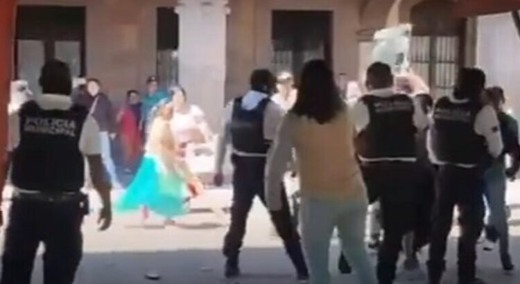 Varias artesanas se enfrentan con policías en pleno centro histórico de Querétaro
