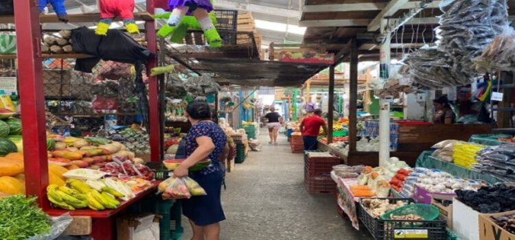 Los chalanes de mercados trabajan sin vacaciones ni descanso en fin de semana