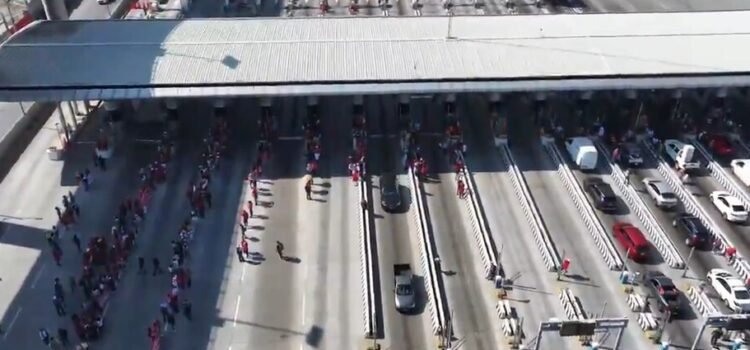 Los maestros de la CNTE toman casetas de autopistas de Tepotzotlán de la autopista México-Querétaro Los maestros de la CNTE toman casetas de autopistas de Tepotzotlán de la autopista México-Querétaro