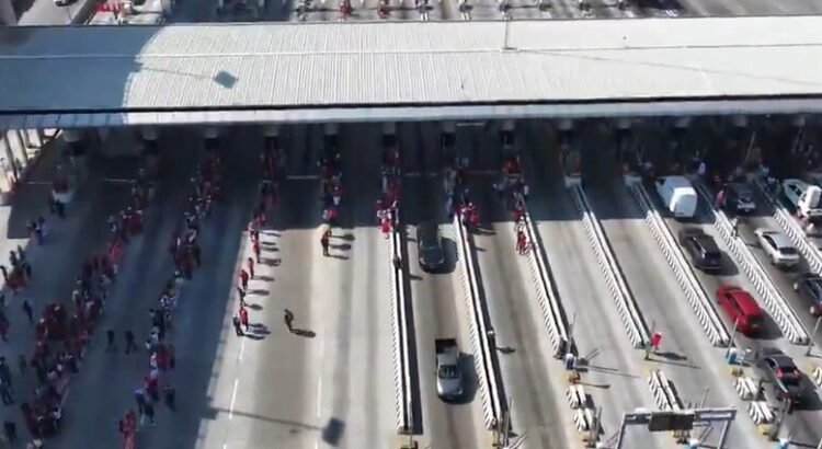 Los maestros de la CNTE toman casetas de autopistas de Tepotzotlán de la autopista México-Querétaro