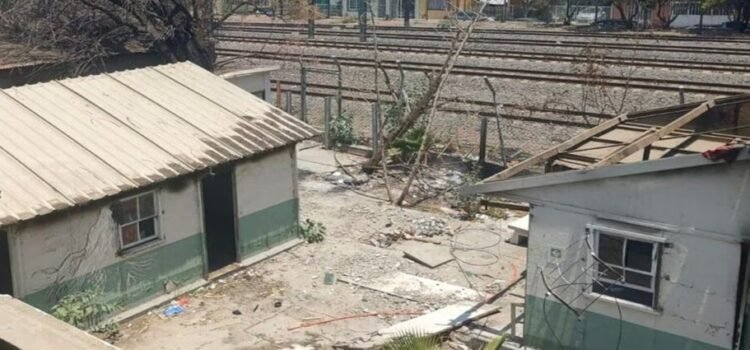 Se convierte la antigua clínica del IMSS en oficina del Tren México–Querétaro