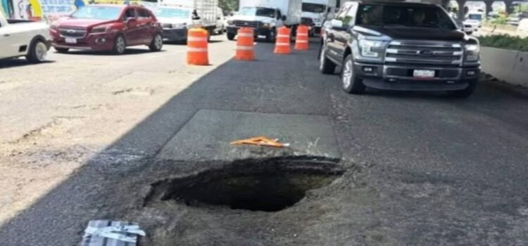 Se abre un gran socavón de más de 3 metros en la carretera México-Querétaro