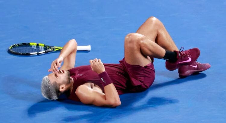 Alcaraz supera un susto en Tokio y avanza en su debut asiático