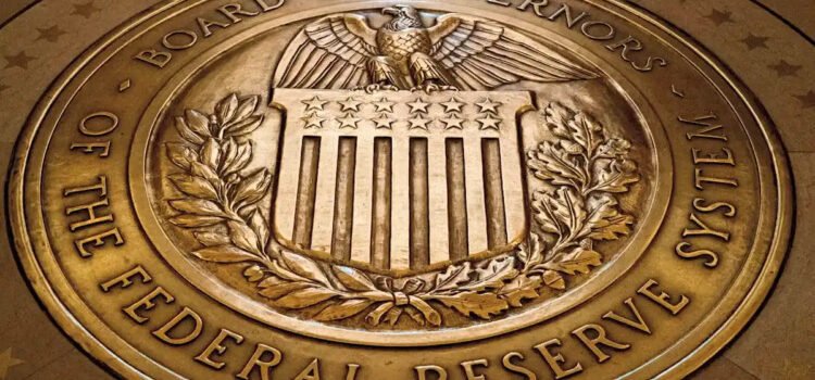 Redujo la Reserva Federal su tasa de interés de referencia