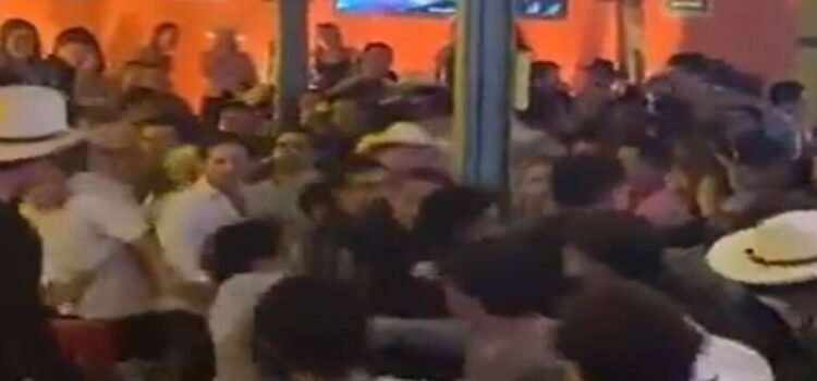 Es grabado el ex gobernador de Querétaro Pancho Domínguez al intercambiar golpes en un bar