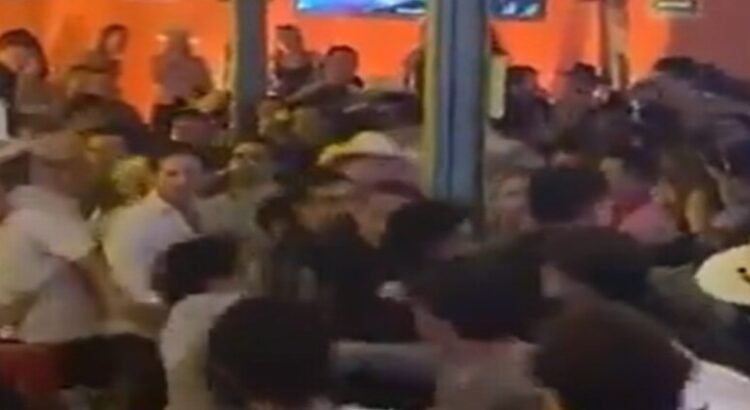 Es grabado el ex gobernador de Querétaro Pancho Domínguez al intercambiar golpes en un bar