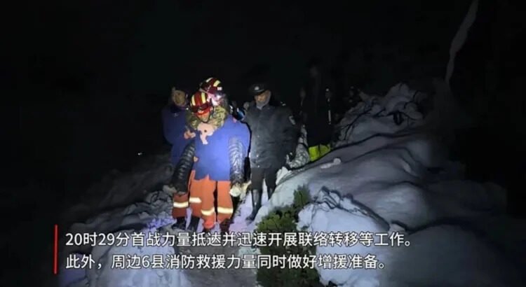 Rescatan a casi 900 personas atrapadas por una tormenta de nieve en el Everest