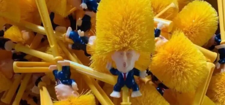 Se disparan las ventas de cepillo para retrete con la figura de Donald Trump
