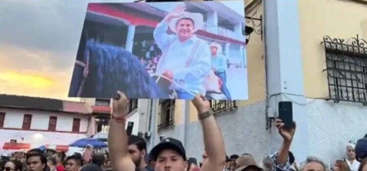 Miles despidieron a Carlos Manzo en Uruapan