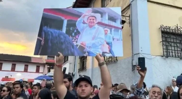 Miles despidieron a Carlos Manzo en Uruapan Miles despidieron a Carlos Manzo en Uruapan