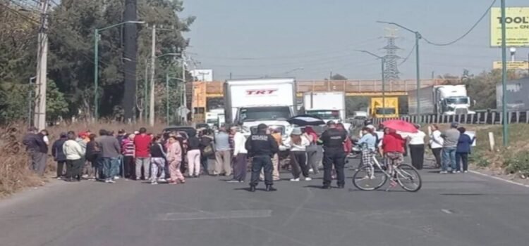 Por la falta de agua potable, vecinos de Cuautitlán Izcalli bloquean la carretera México-Querétaro