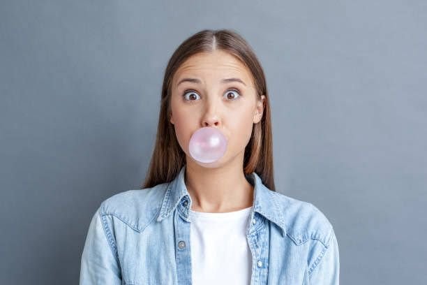 Masticar chicle estimula la atención y puede reducir la tensión, según investigaciones científicas