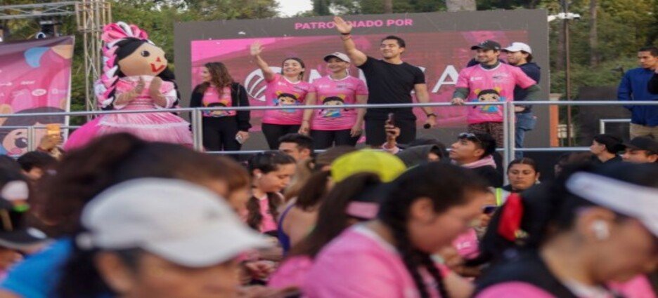 Felifer Macías da el banderazo para la salida a la tercera edición “Mujer Querétaro Medio Maratón 2026”