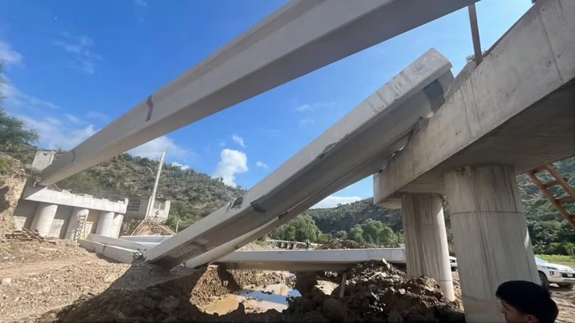 Colapsan trabes durante construcción de puente en Tolimán, Querétaro